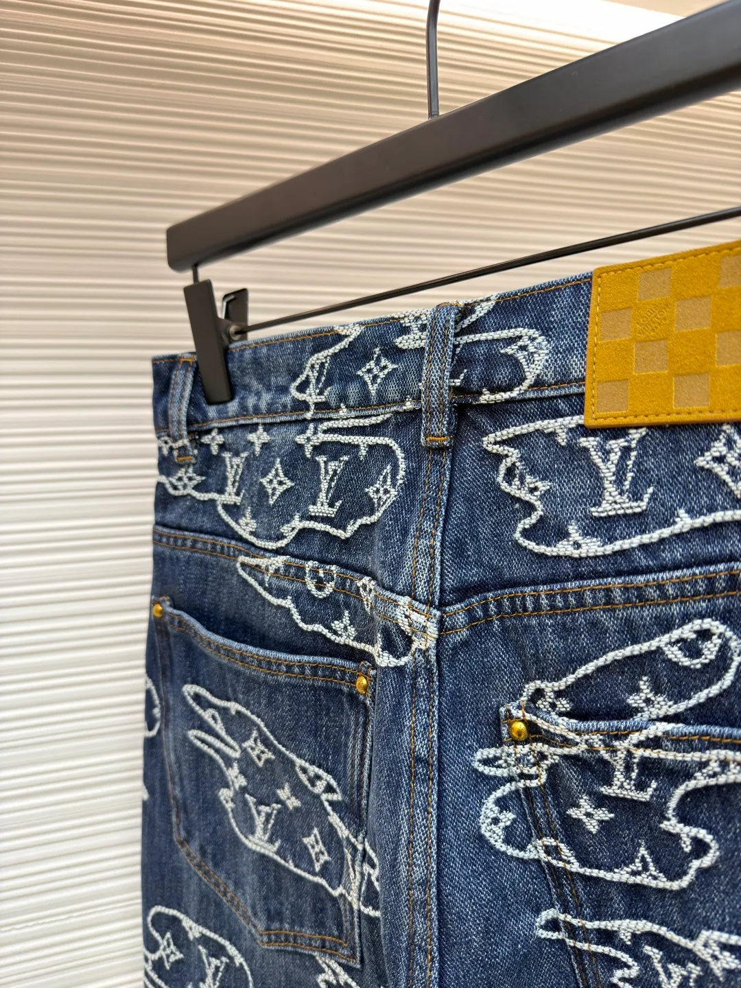 LOUIS VUITTON cloud jacquard patchwork jeans ●Original version: purchased and developed in 16013 ●Item number: 1681963-B40 ●Fabric: denim fabric ●Technology: jacquard production ●Color: blue ●Version: fitted version ●Weight: about 925 grams ●Size: S-M-L-XL ●Description: Made of 100% indigo washed denim, the Monogram logo is woven into the moire pattern through jacquard technology, giving it a retro and aged texture. The trousers are made of multiple pieces of fabric using hand-stitching techniques, and the edges of the cloud-like shape are reinforced with pearlescent rivets. It not only retains the five-pocket structure of work jeans, but also embellishes the back waist details with a nubuck Mini Damier label. The front is closed with pearl-textured buttons and zippers, and the fully lined design improves wearing comfort. The whole piece is sewn in an Italian workshop, combining retro aesthetics with luxurious craftsmanship details. The overall wiring is straight and delicate, the fabric is comfortable and soft, and the color is consistent without color difference. It can be matched with the same style to create a fashionable look and control various occasions. Customized accessories, complete with three standards, same style for men and women!